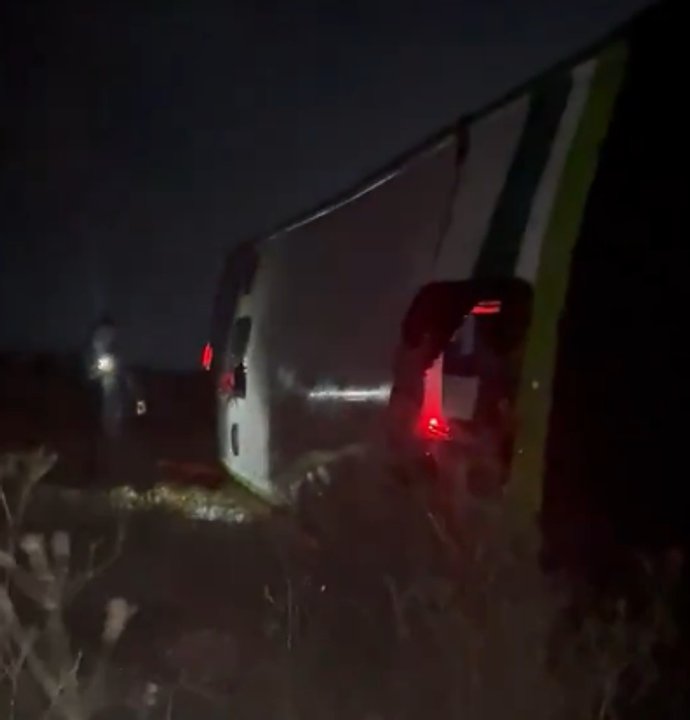 Un micro cayó de un puente en Ruta Nacional 7: buscan a uno de los choferes que se lanzó antes del vuelco