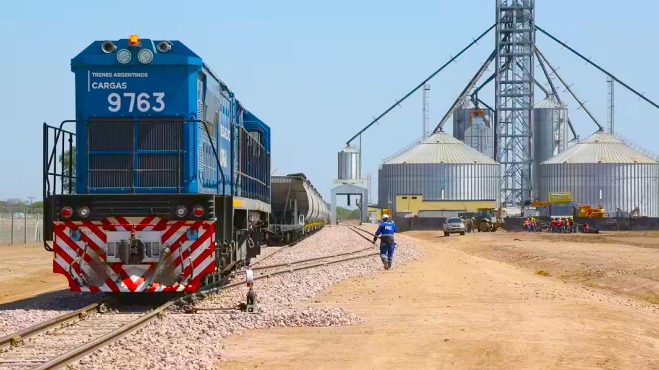 Tras largos años de abandono, analizar reactivar un tren clave para Vaca Muerta y la producción