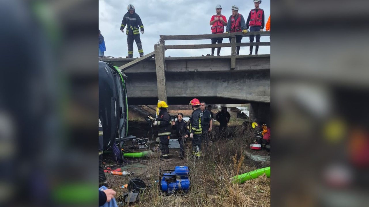 Un micro cayó de un puente en Ruta Nacional 7: hay cinco heridos