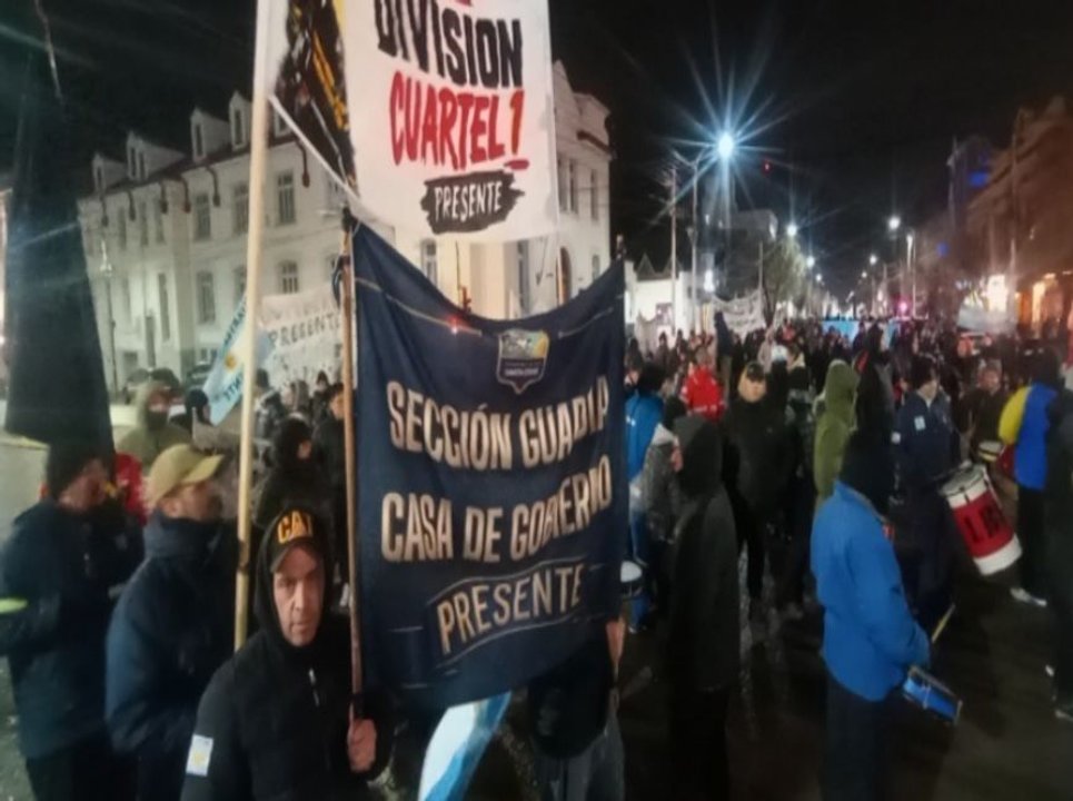 Santa Cruz arde: policías acampan y Vidal no logra cerrar la crisis