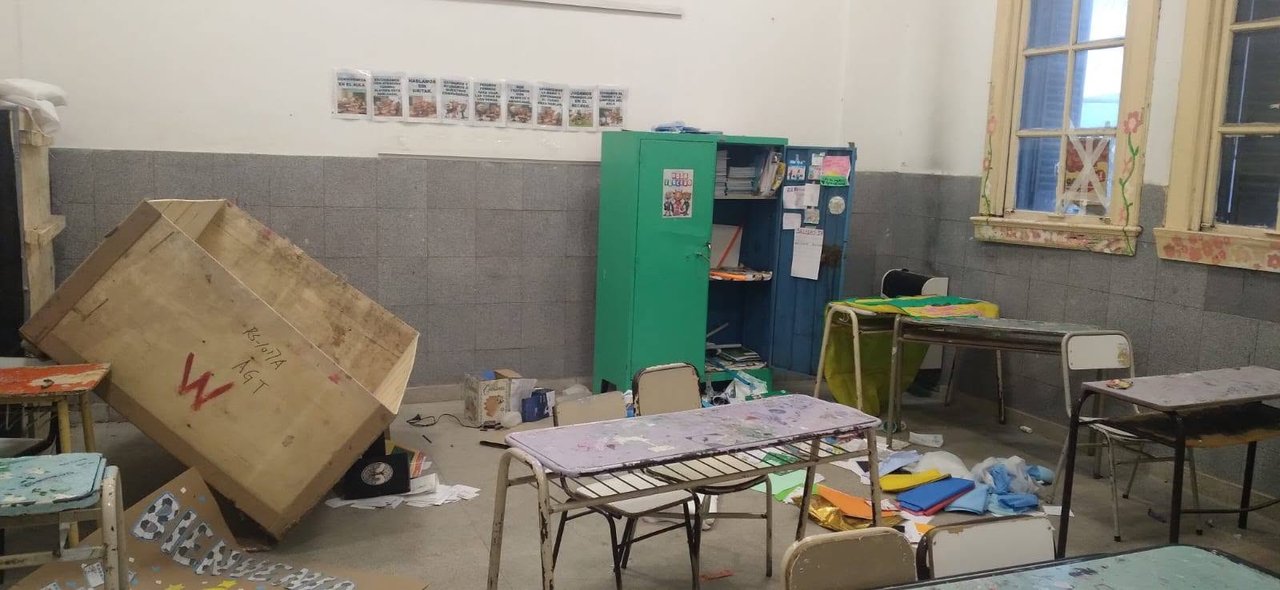 Una escuela incendiada en Merlo expone el descontrol tras los festejos
