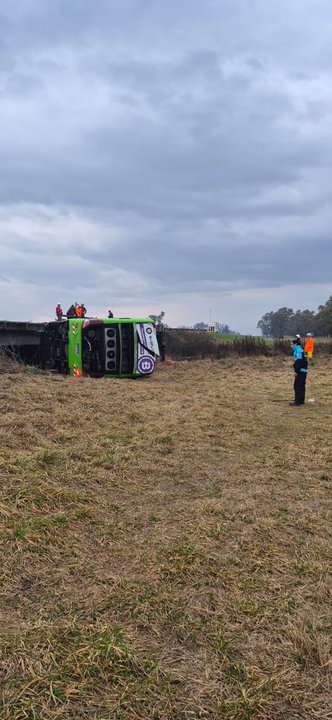 Fotogalería NA del accidente del micro que cayó de un puente en la Ruta 7