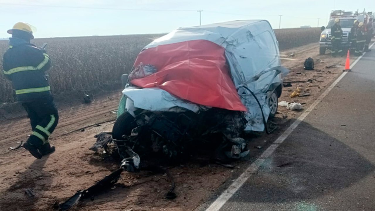 Murieron dos personas tras un choque entre un camión y un utilitario en una ruta de Córdoba