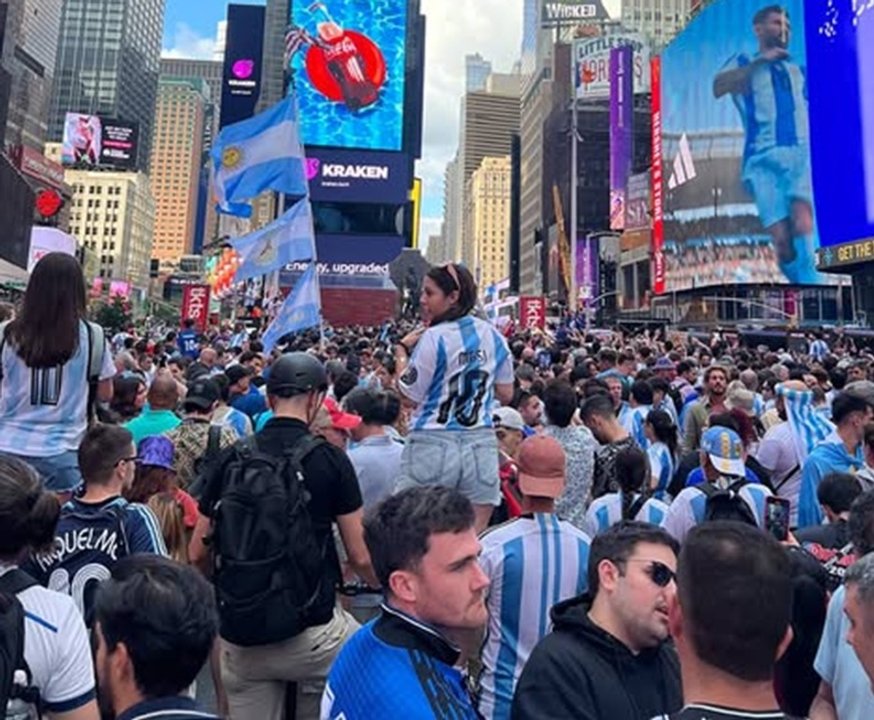 La Argentina copó Times Square con un banderazo multitudinario