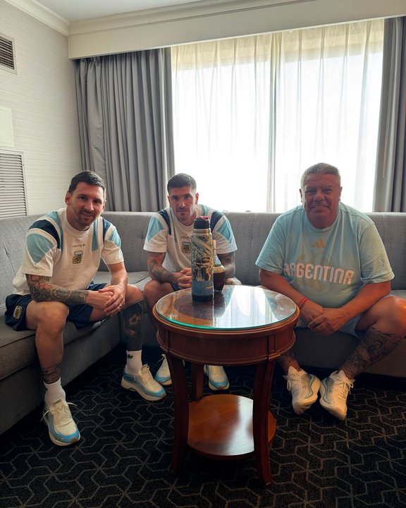 Cábala respetada: “Chiqui” Tapia, Messi y De Paul en la foto antes de la final del Mundial 2026