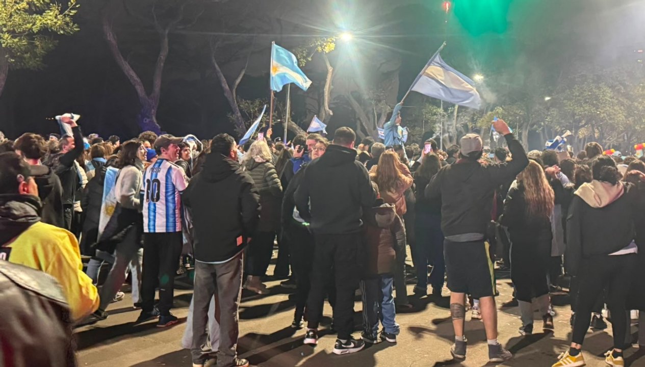 Fuegos artificiales y festejos en la Quinta de Olivos: la gente salió a respaldar a la Selección