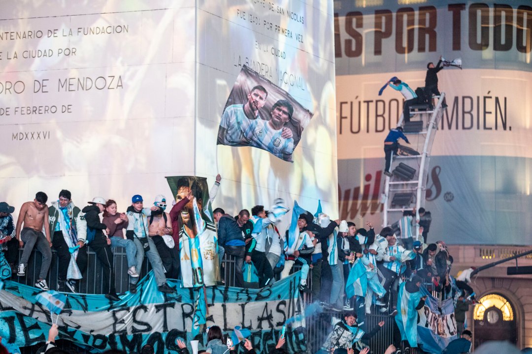 Más allá de la derrota ante España, miles de hinchas coparon el Obelisco para apoyar a la Selección argentina