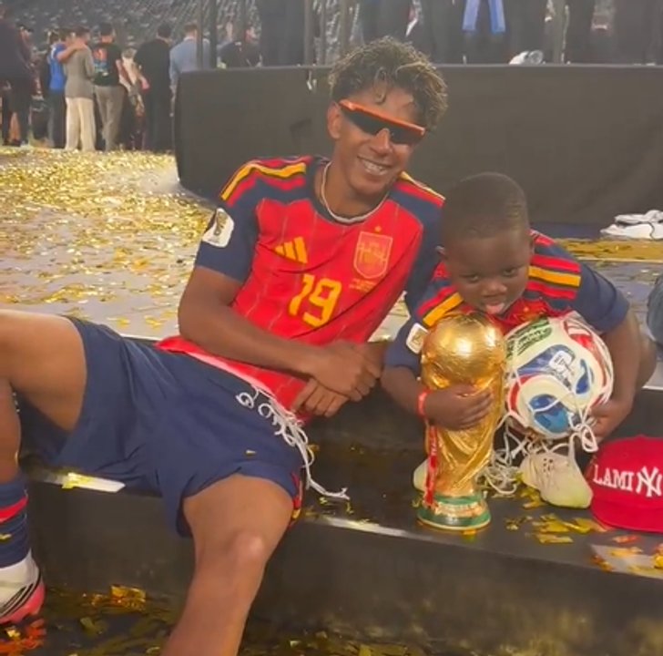 Lamine Yamal celebró el título mundial con su hermanito Keyne, la otra estrella viral de España
