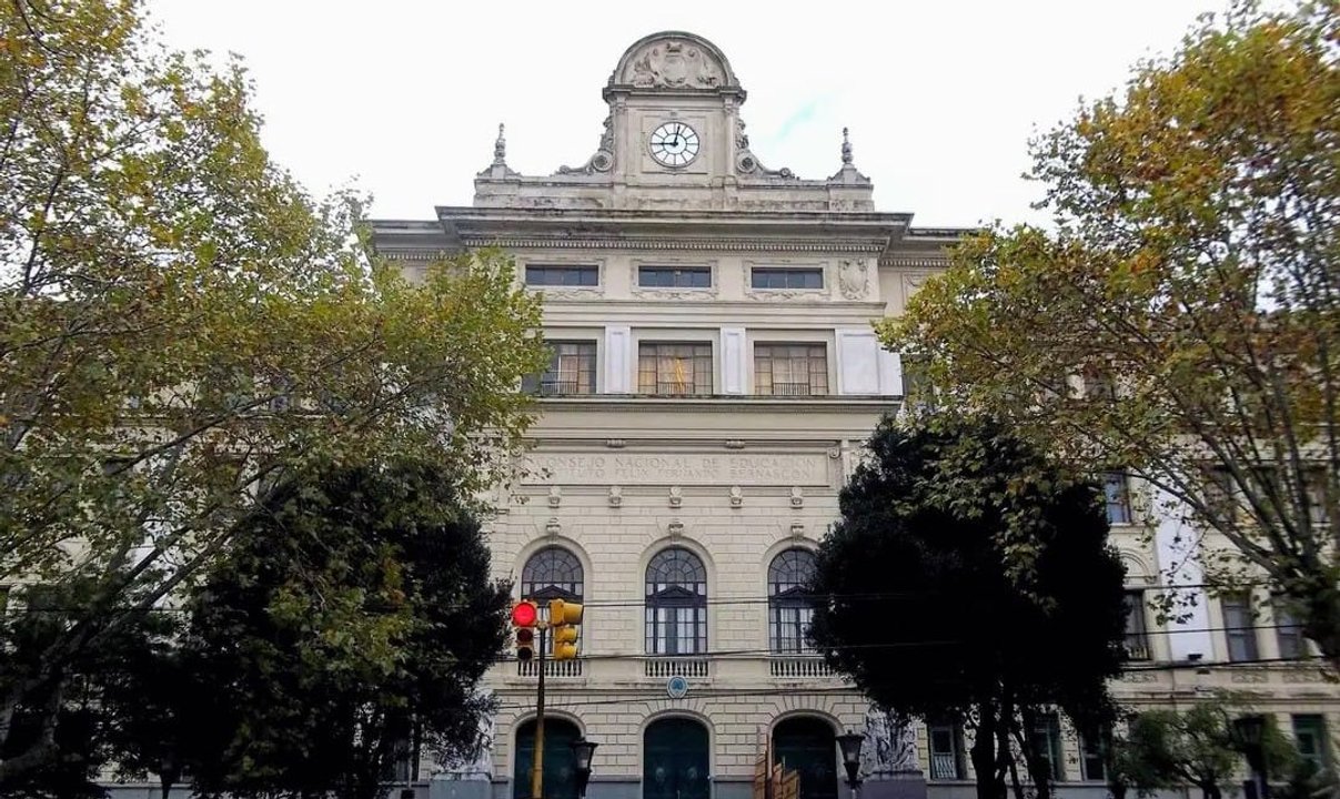 Fachada del Instituto Félix Fernando Bernasconi en Parque Patricios