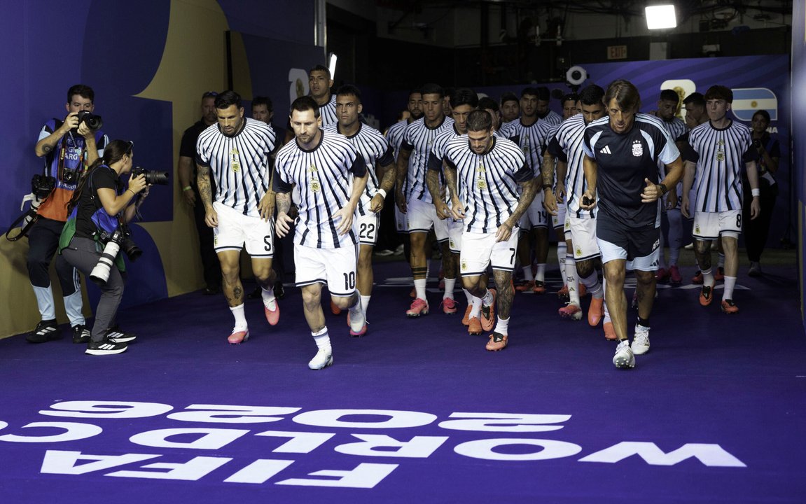 El micro de la Selección argentina partió de Ezeiza y ya está en el predio de la AFA