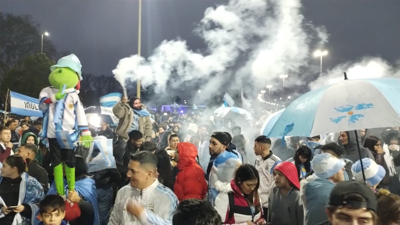 La Selección ya está en la Argentina: así fue la emotiva llegada a Ezeiza con los Granaderos