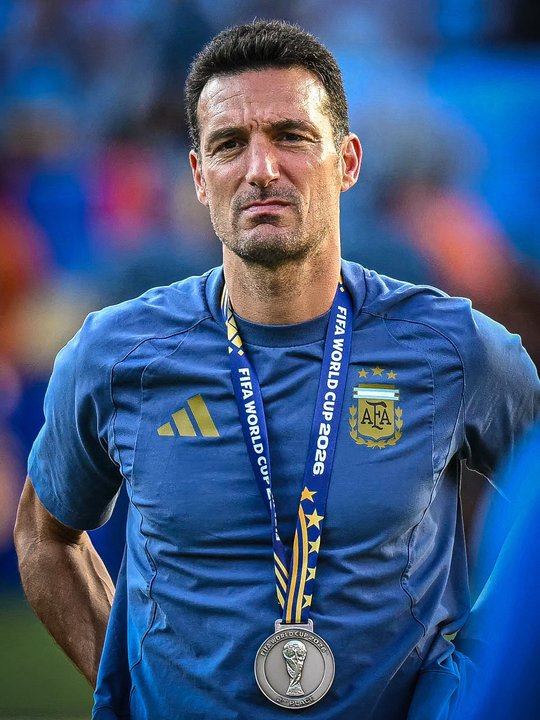 Lionel Scaloni saluda a los hinchas al llegar a Pujato