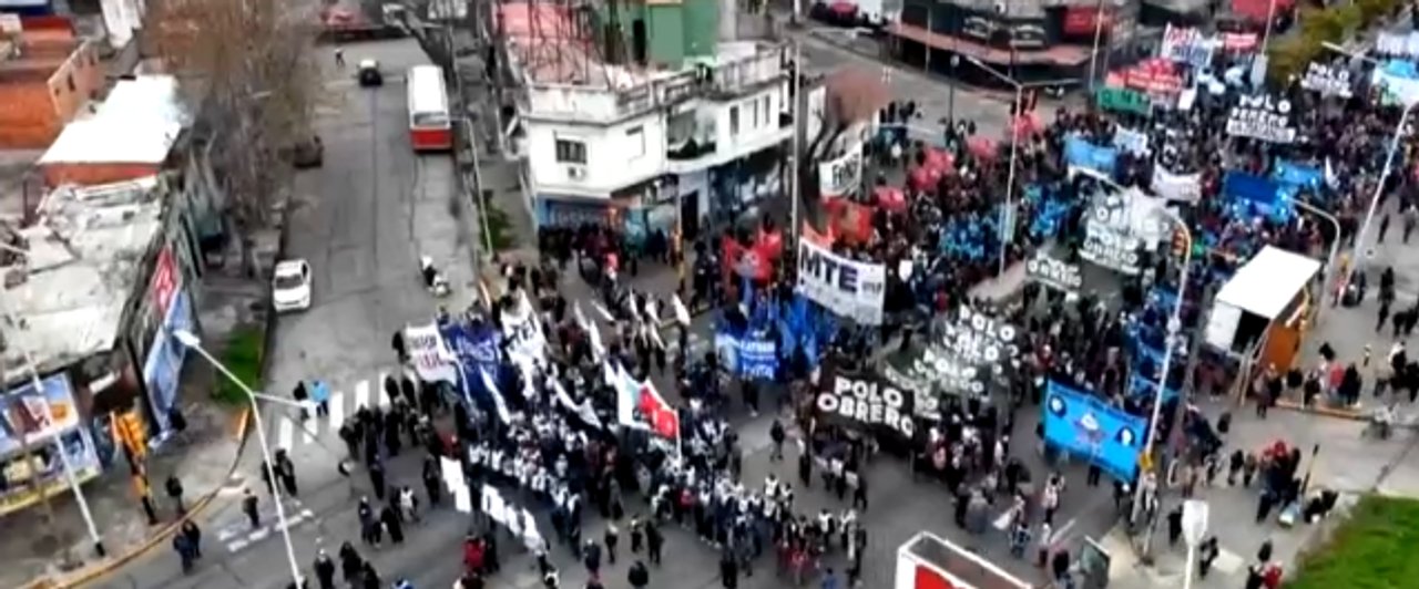 Tensión en el Puente Pueyrredón: manifestantes intentan cortar el acceso y la policía activó el protocolo antipiquetes