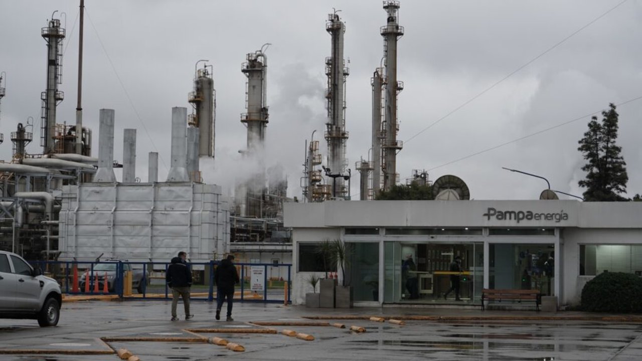 Planta industrial de Pampa Energía en Puerto General San Martín