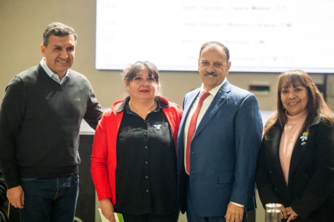 Docentes amenazan con no volver a clases y Quintela no cierra el conflicto