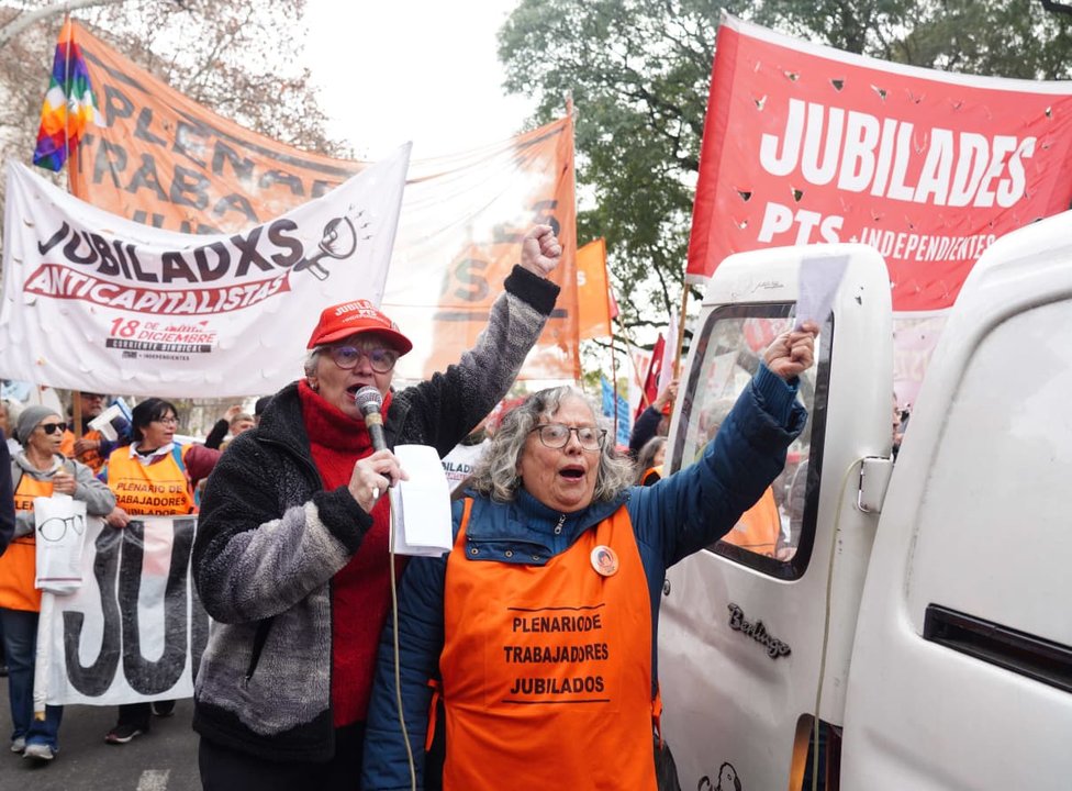 Jubilados y centrales obreras movilizados frente al Congreso