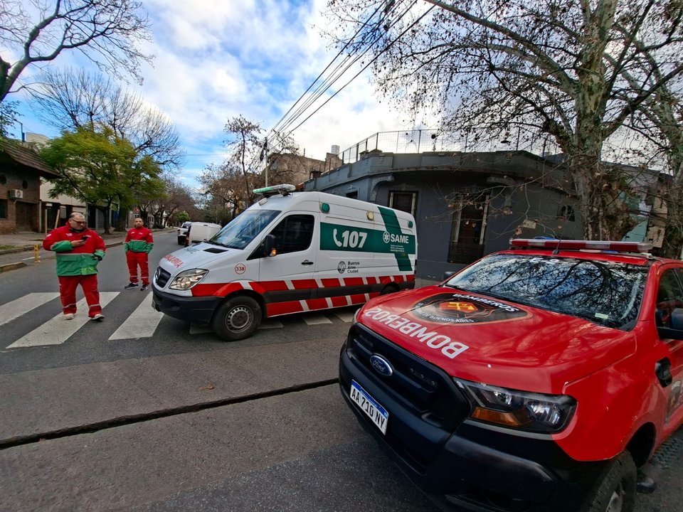 Alarma por el derrame de un presunto líquido tóxico en Villa Crespo: tres asistidos