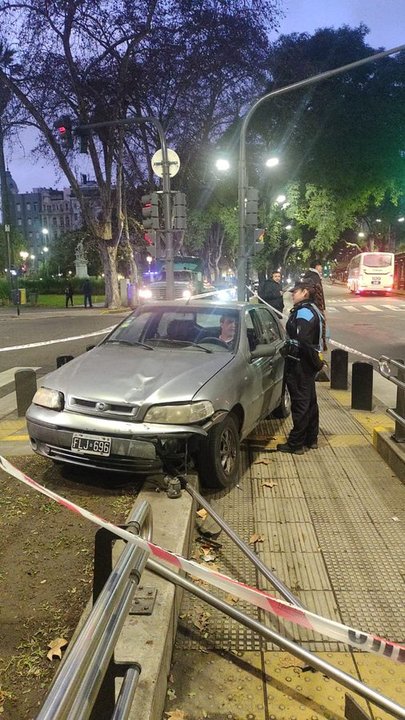 Chocó un pilar del Metrobús, se atrincheró en su auto y se negó a realizarse el test de alcoholemia