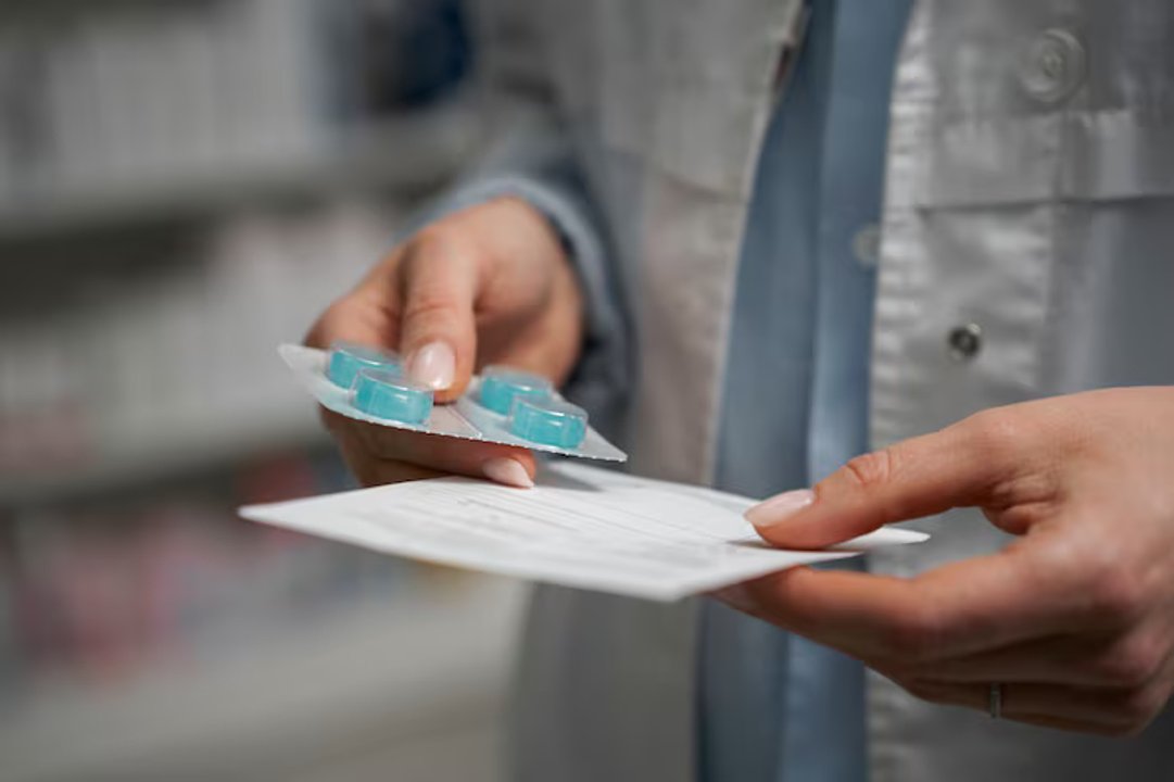 Persona leyendo el prospecto de un medicamento de venta libre
