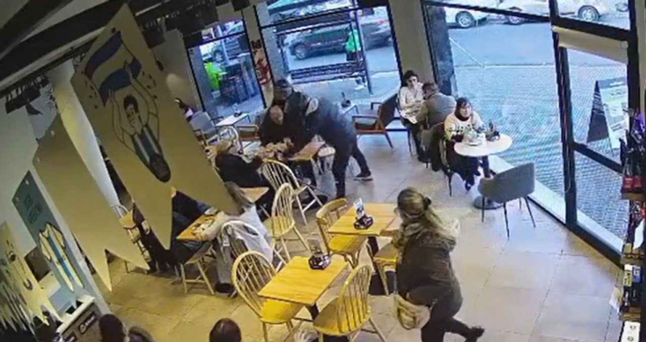 Pánico en una confitería de Wilde: delincuentes entraron y en segundos se robaron un maletín
