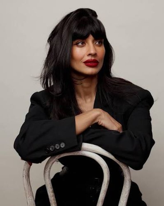 Jameela Jamil durante una entrevista en un pódcast
