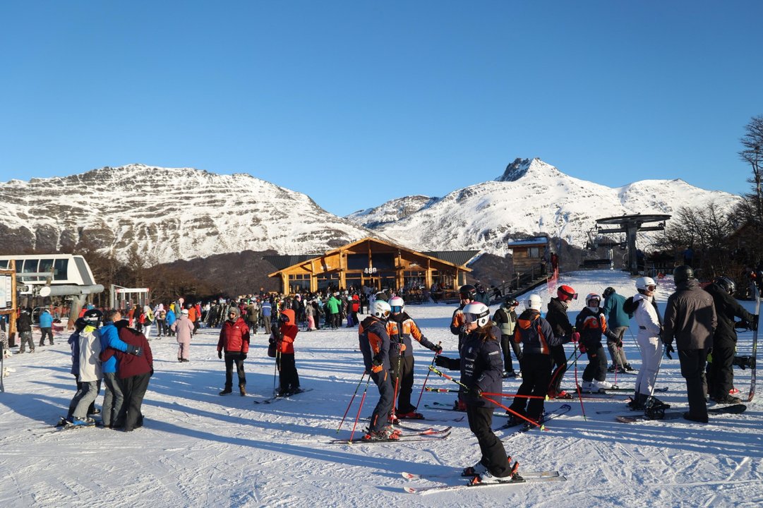 Turistas en destinos de invierno en Argentina