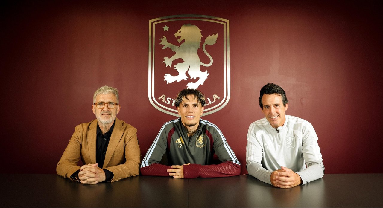 Alejandro Garnacho posa con la bandera argentina en su presentación en Aston Villa
