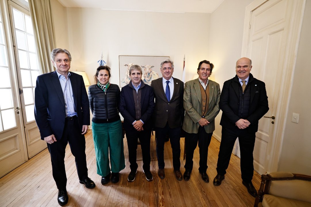 Luis Caputo durante su visita a la Exposición Rural de Palermo