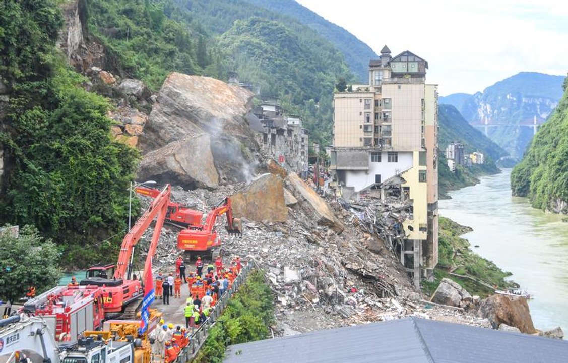 Operativos de rescate tras el derrumbe de una montaña en Chongqing, China