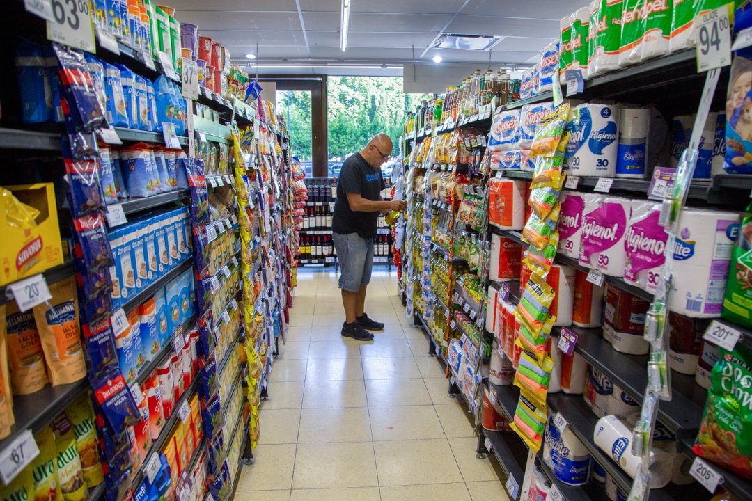 Clientes recorriendo un centro comercial en Argentina