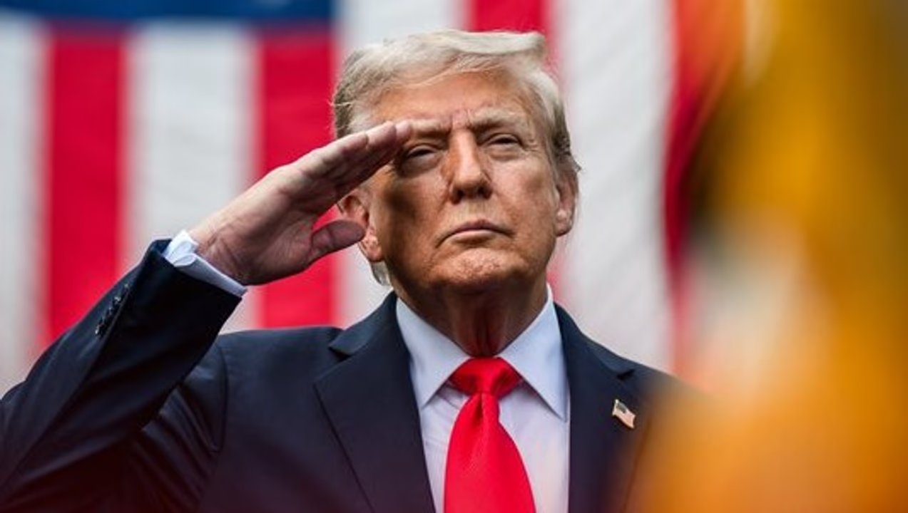 Bandera de Estados Unidos frente a edificios gubernamentales
