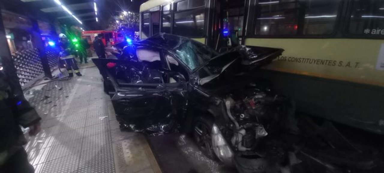 Choque entre un colectivo y un auto en Palermo