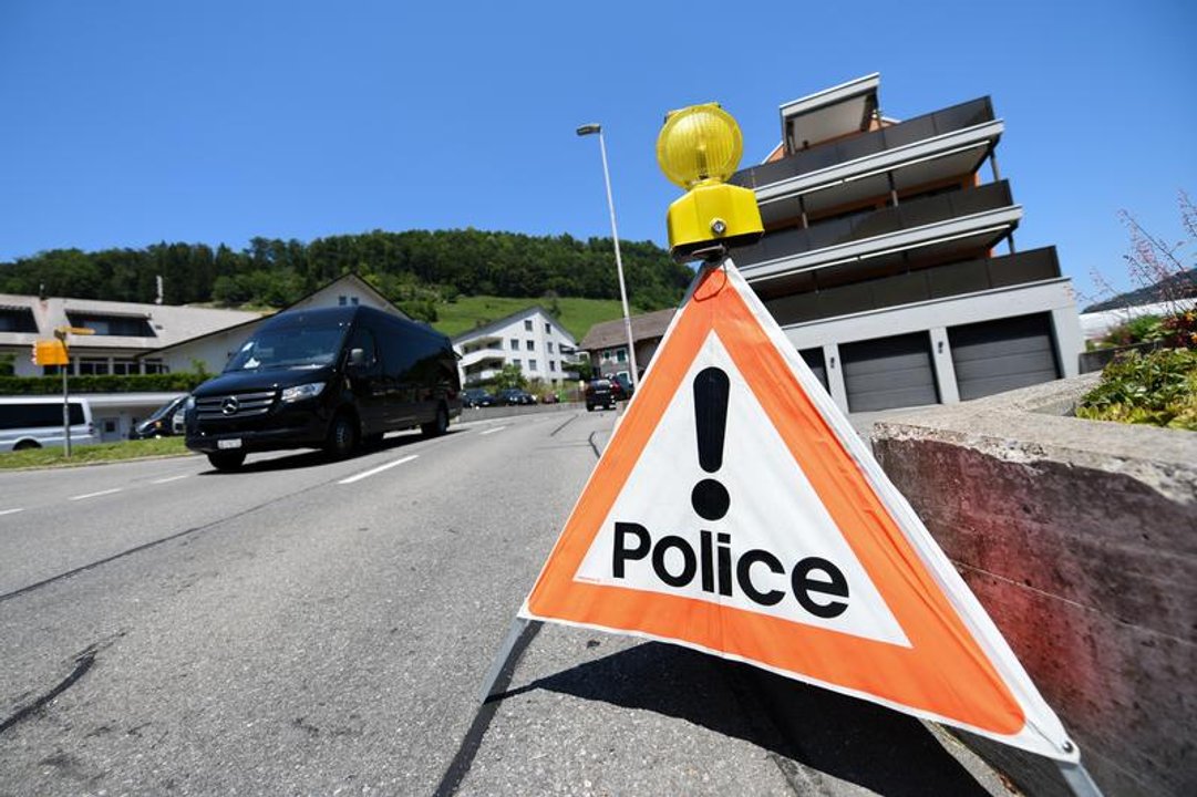 La policía irlandesa halló una bomba en un auto