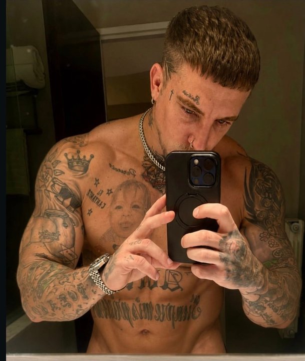 El Polaco muestra su cambio físico frente al espejo