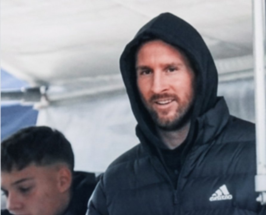 La primera aparición pública de Lionel Messi tras la final del Mundial: fue a ver un partido de Primera C