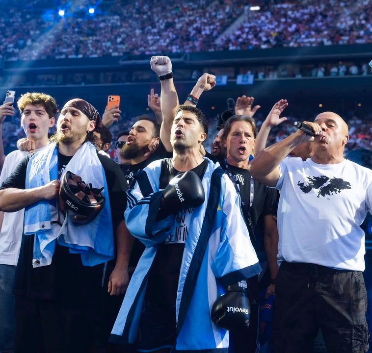 Gastón Edul entró a La Velada del Año con la bandera de Malvinas y el himno argentino cantado por un excombatiente