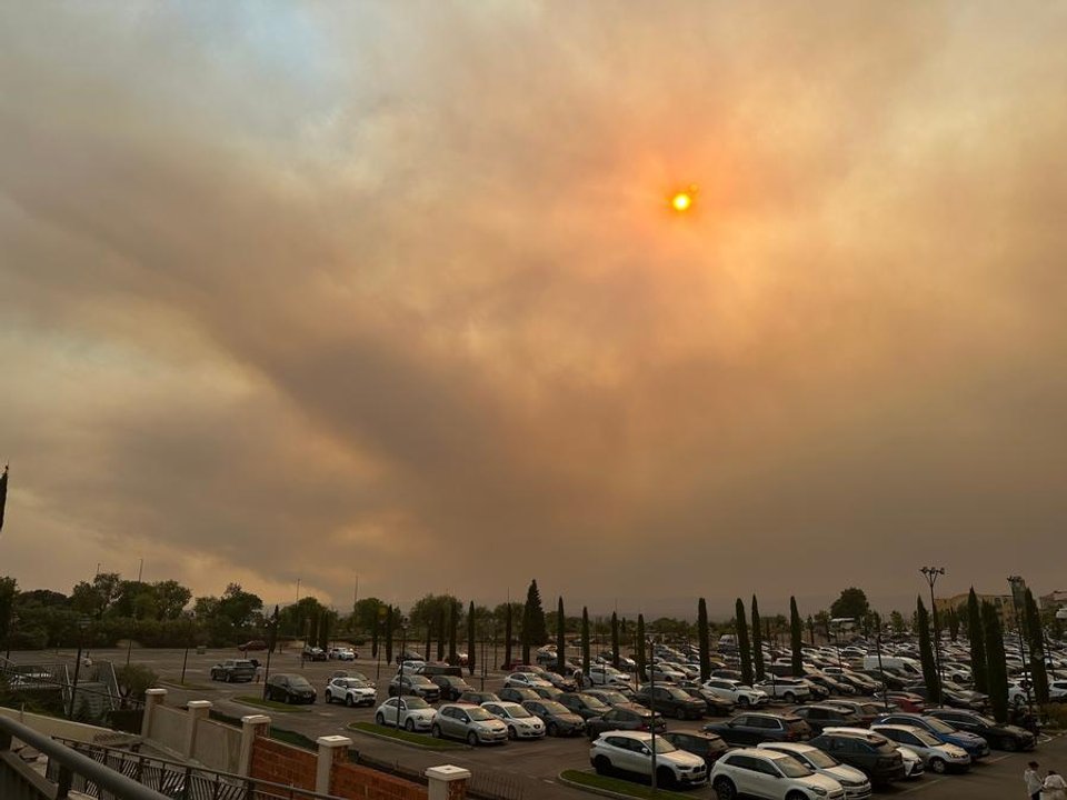 Bomberos combaten un incendio forestal en España
