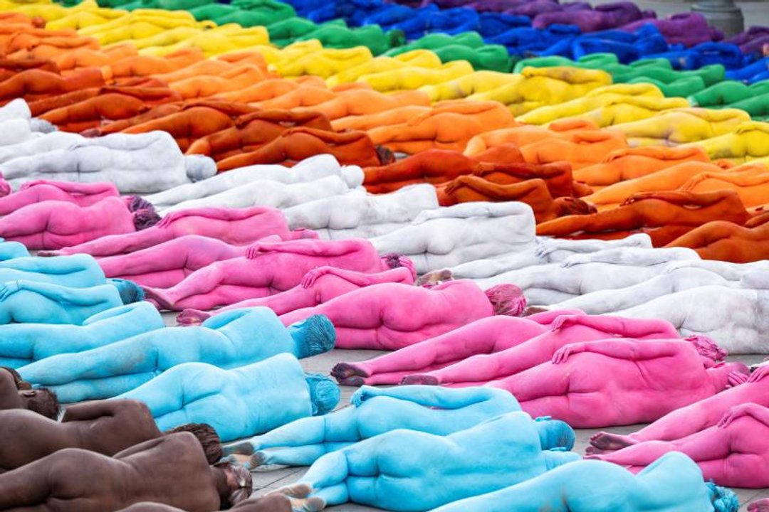 Spencer Tunick reunió a 500 personas desnudas en una obra que celebró la diversidad LGTBIQ+