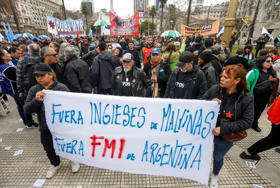 Organizaciones sindicales y sociales movilizadas frente al Ministerio de Economía