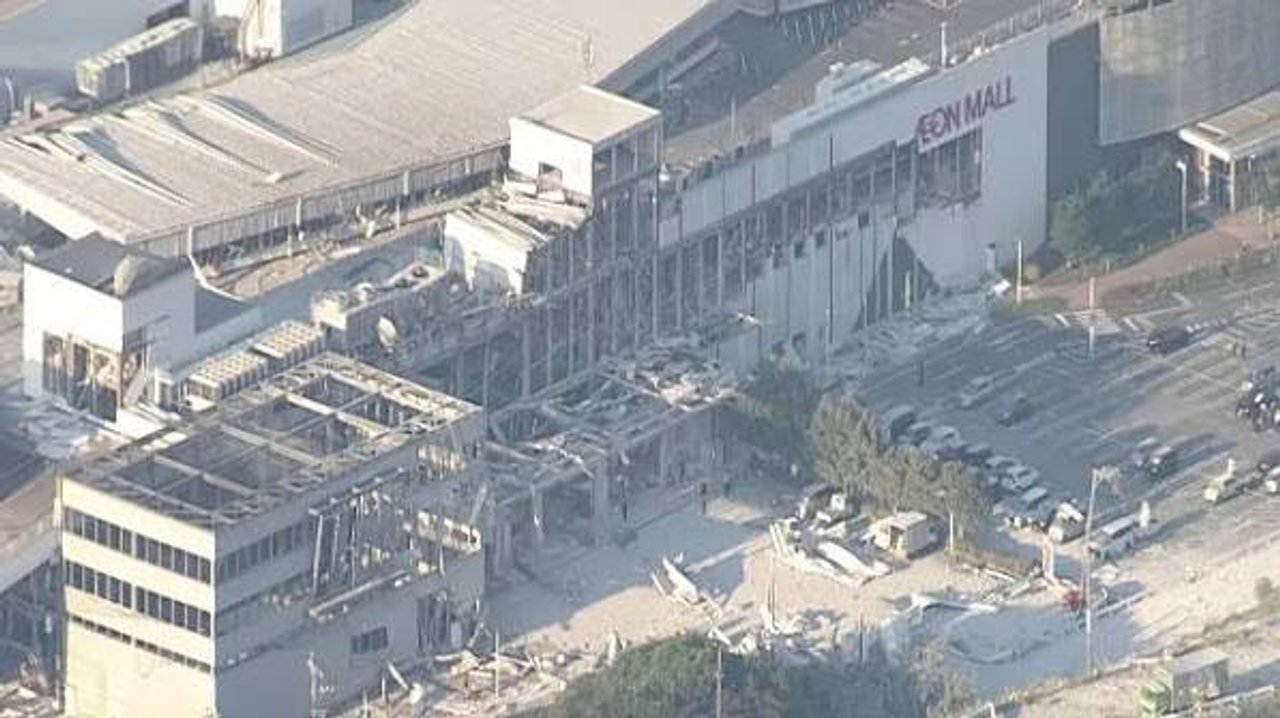 Daños en el centro comercial Aeon Mall Kumamoto tras la explosión