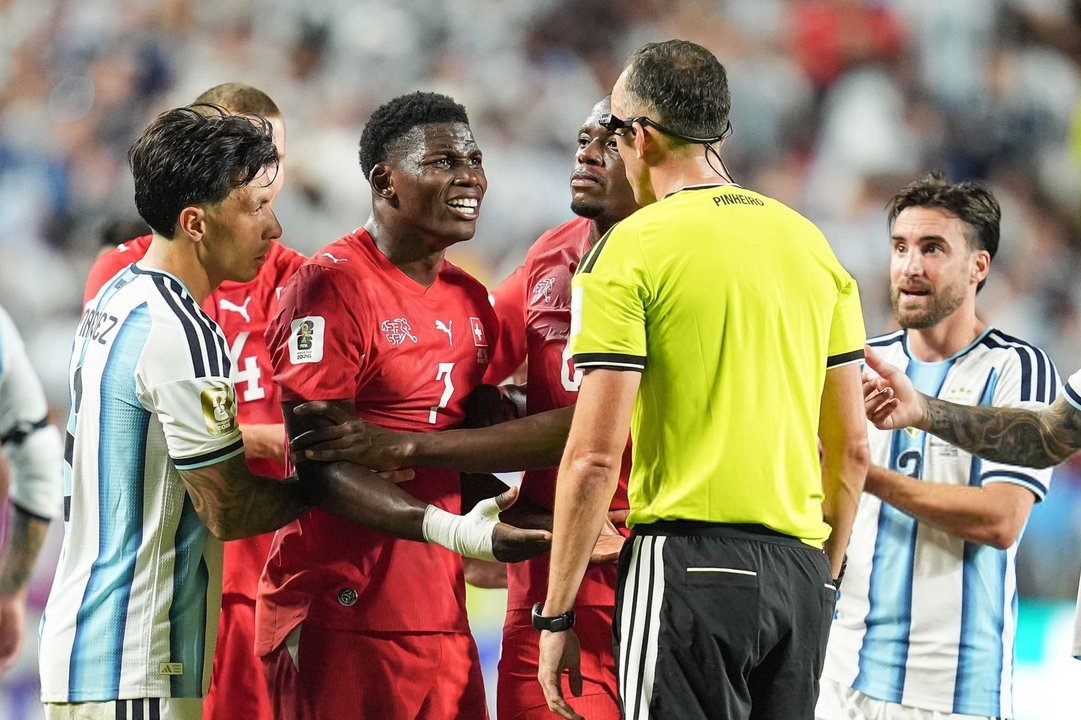 La IFAB admitió que la expulsión de Embolo ante la Argentina fue un error del VAR
