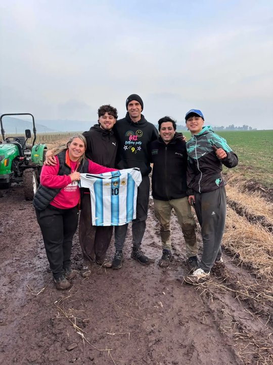 El regalo del “Dibu” Martínez a los vecinos que lo ayudaron a sacar su camioneta del barro