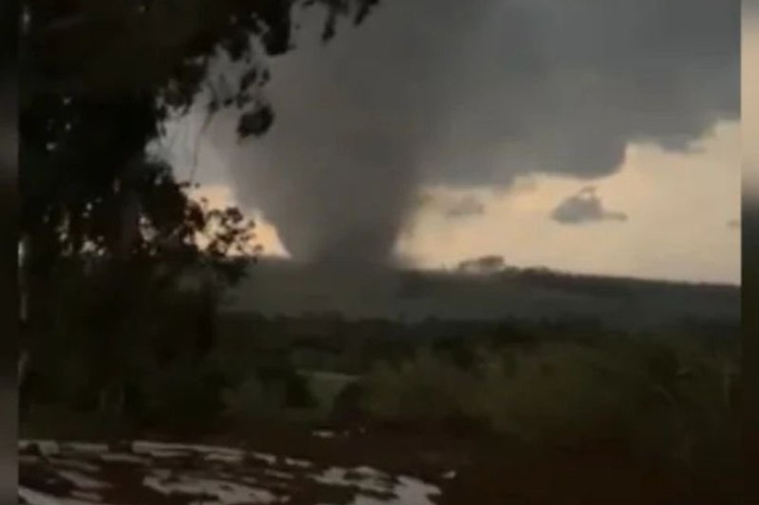 Vivienda y árboles afectados tras el paso de un tornado en Rio Grande do Sul, Brasil