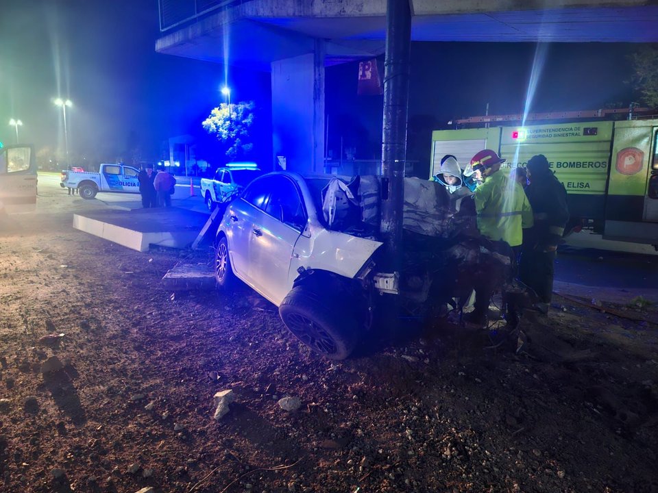 Tragedia en La Plata: un joven murió tras chocar contra una columna