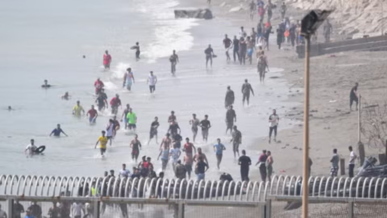 Personas migrantes en la frontera entre Ceuta y Marruecos