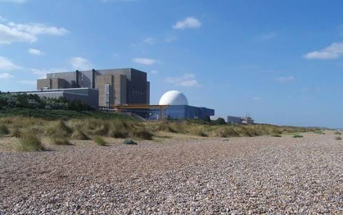 Alerta en Inglaterra: 90 bomberos combaten incendio cerca de la central nuclear Sizewell B