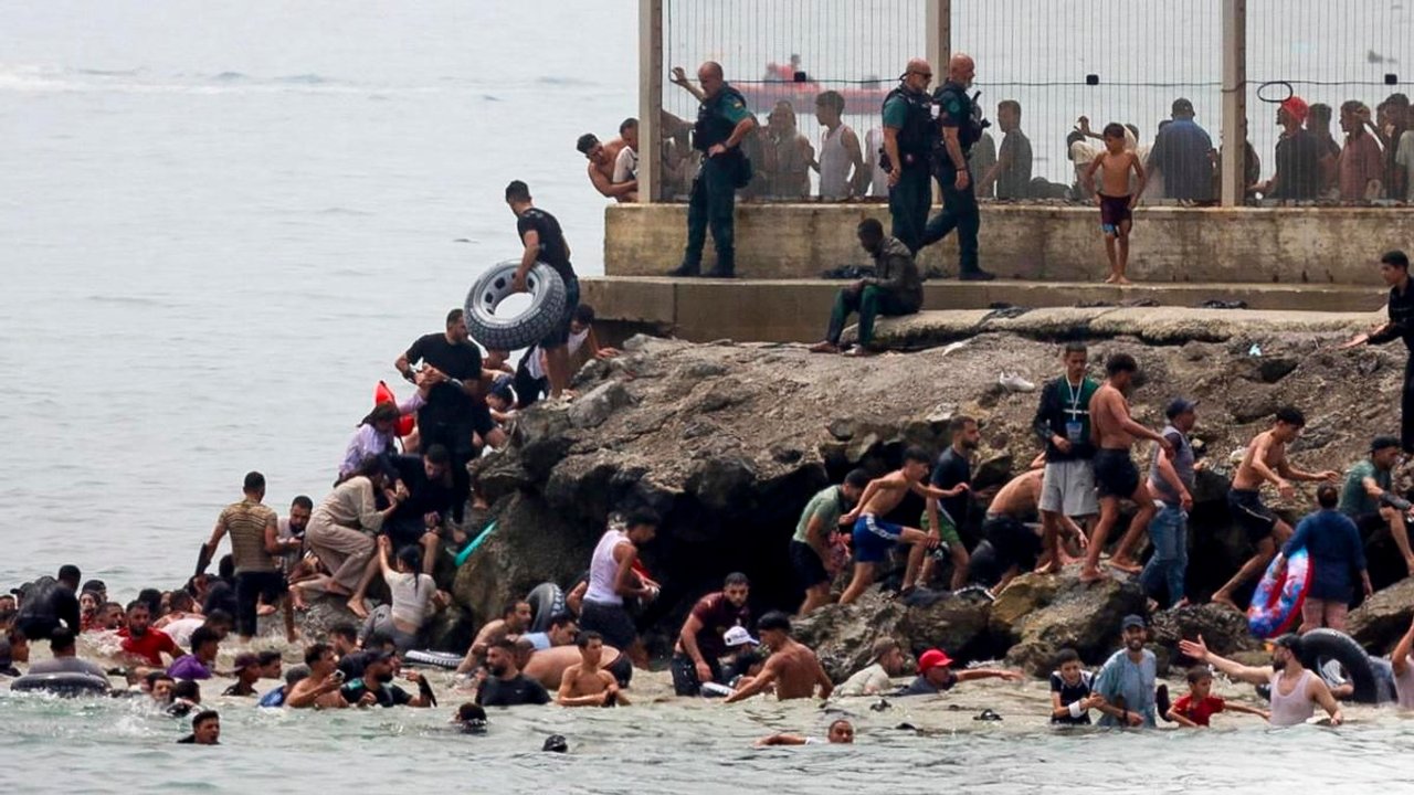 Militares españoles desplegados en Ceuta para reforzar el control fronterizo