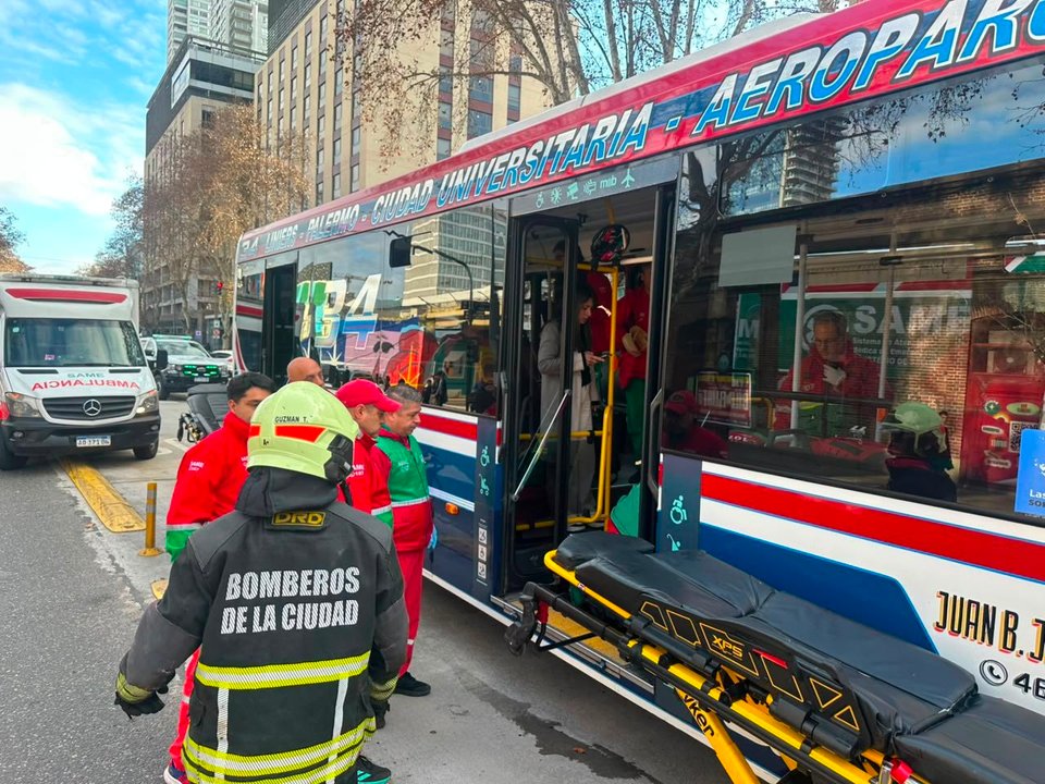 Choque entre colectivo de la línea 34 y camioneta en Palermo