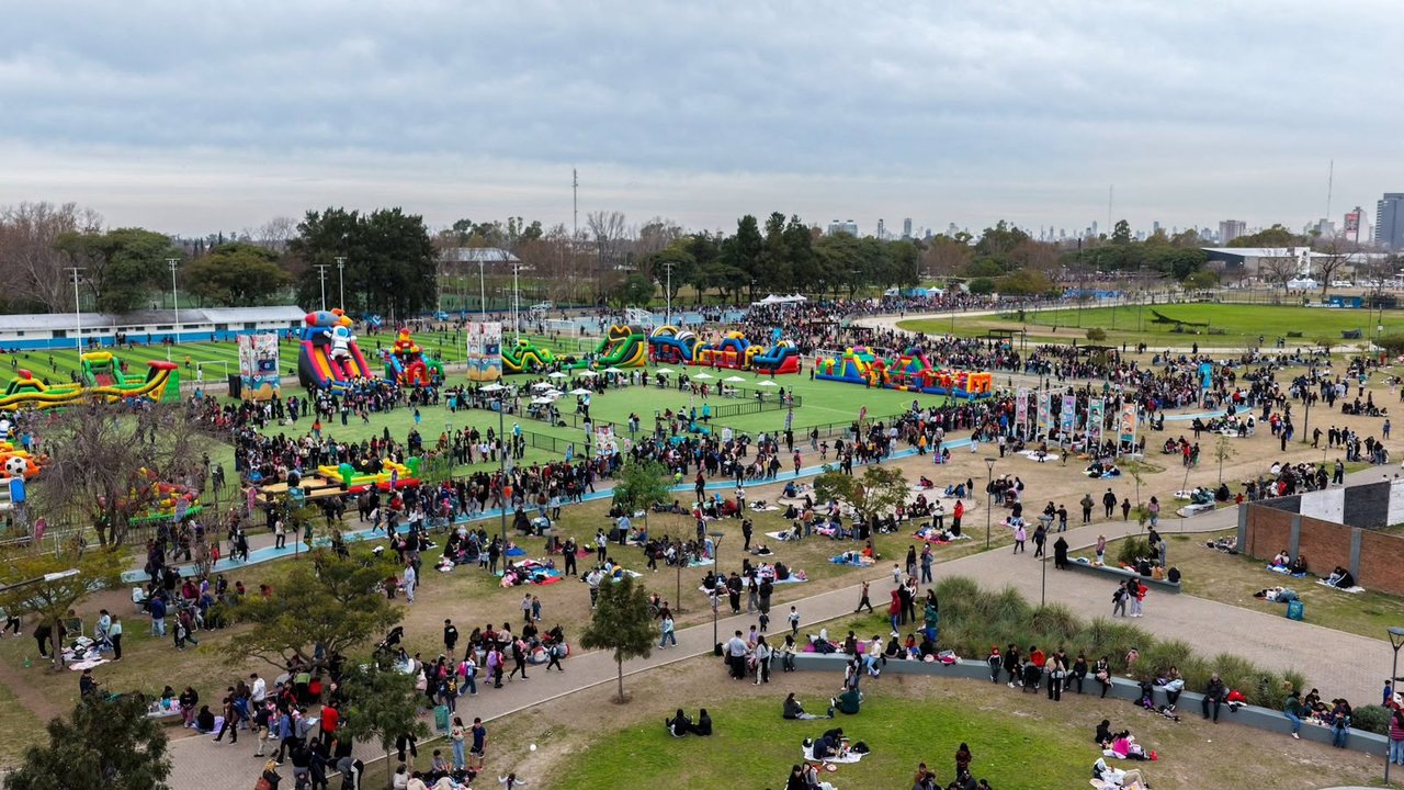 Familias disfrutando de las actividades en Universo Aventura Lanús