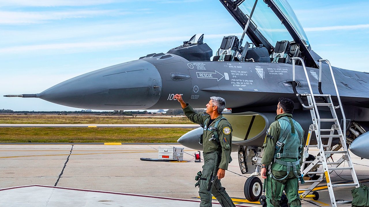 Menos de una canasta básica: cuánto cobra un piloto argentino de F-16 tras el último aumento de las FF.AA.